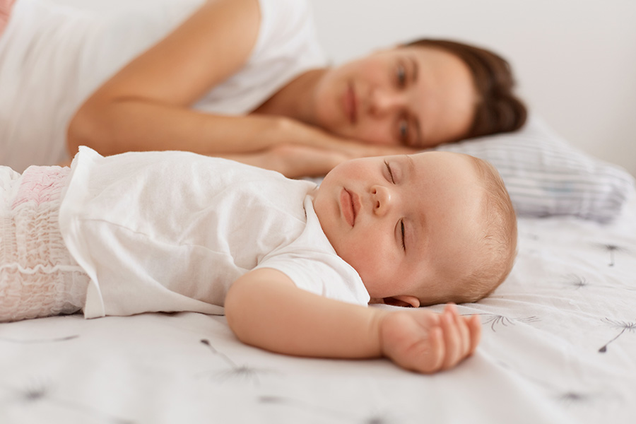 bebe-qui-dort-a-cote-de-maman Bébé endormi à côté de sa maman