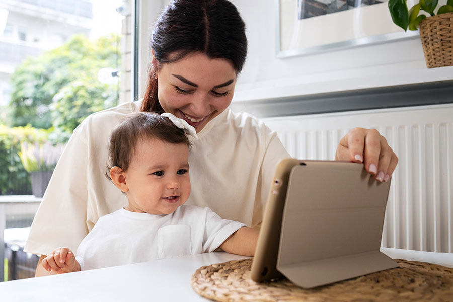 Maman suivant la consultation en visioconférence avec sa fille