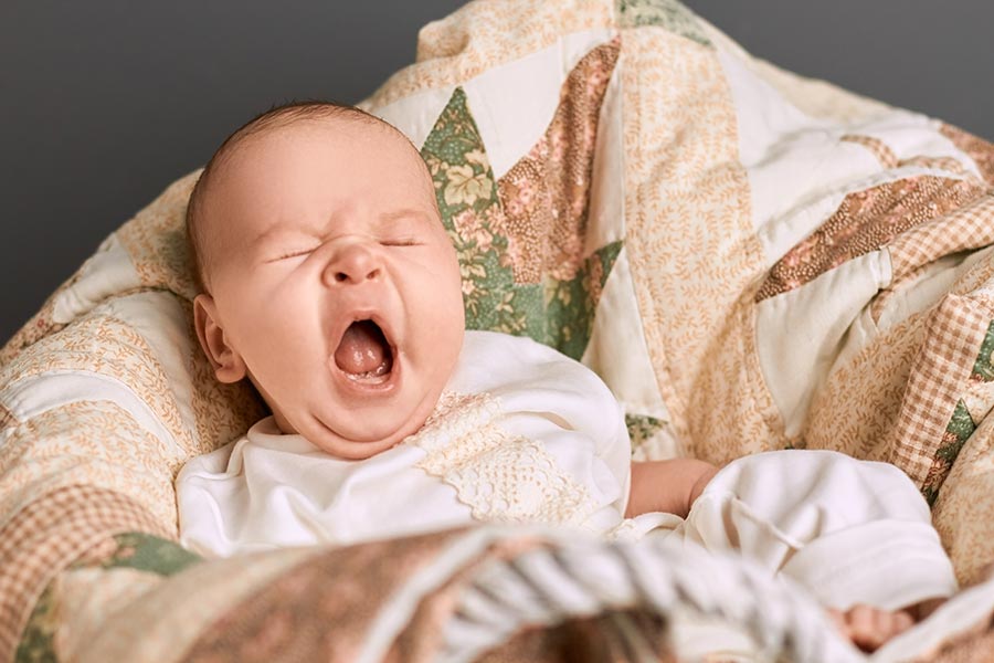 Bébé fatigué qui baille