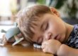Enfant surfatigué qui dort