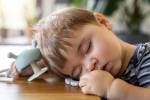 Enfant surfatigué qui dort