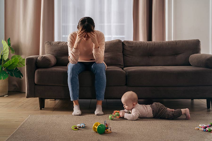 Jeune mère épuisée dû au manque de sommeil chez bébé