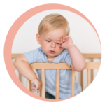 bebe-en-dette-de-sommeil bébé qui se frotte les yeux car il est fatigué